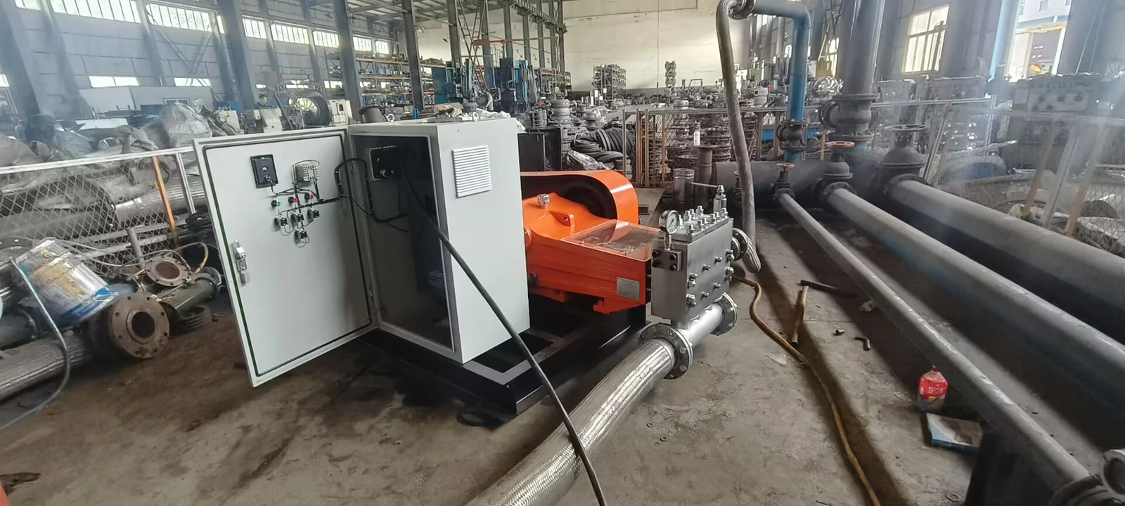 Plunger pump and control cabinet in the supplied equipment test photograph